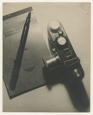 Натюрморт с «Лейкой» и блокнотом для обложки журнала «Журналист», 1930 год