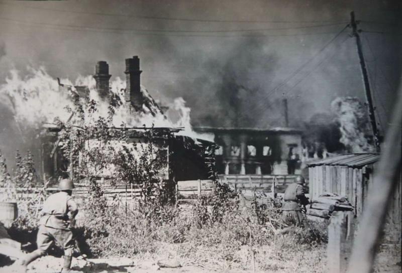 Идет бой, 1942 год, г. Сталинград. Ныне Волгоград.Видео «Павел Трошкин» с этой фотографией.