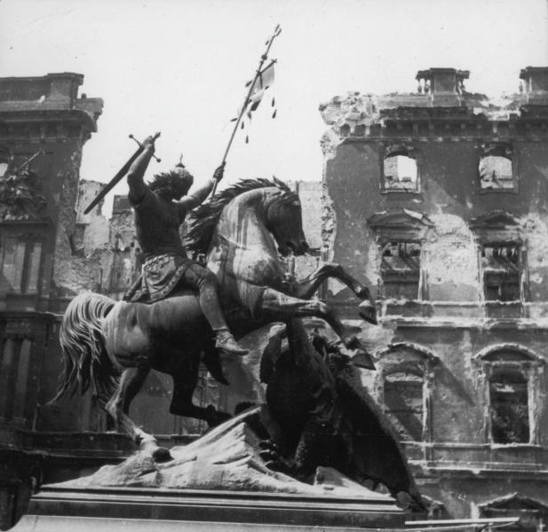 Статуя святого Георгия, сражающегося с драконом, во дворе Городского дворца, 2 - 31 мая 1945, Германия, г. Берлин