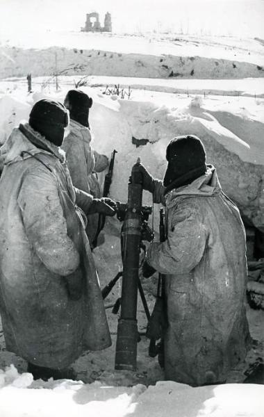 Обстрел высотки, занятой немцами. Калининский фронт, 1942 год. Видео «Борис Игнатович» с этим снимком.&nbsp;
