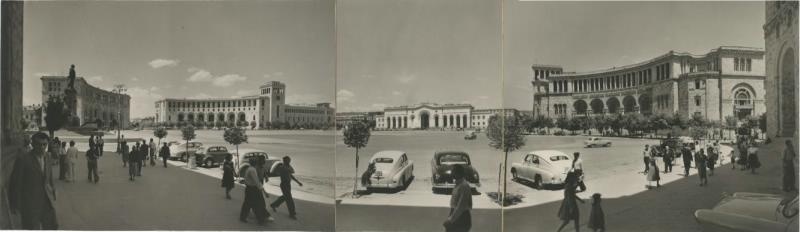 Площадь Ленина, 1958 год, Армянская ССР, г. Ереван. Панорама из 3-х кадров. На первом плане - легковые автомобили.