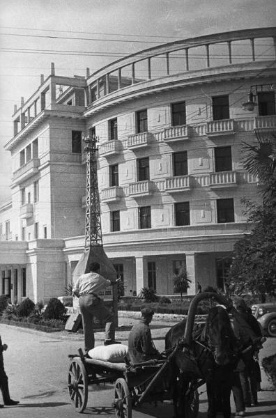 Запряженная телега на улице города, 1930-е, Абхазская АССР, г. Сухуми. Гостиница «Абхазия».