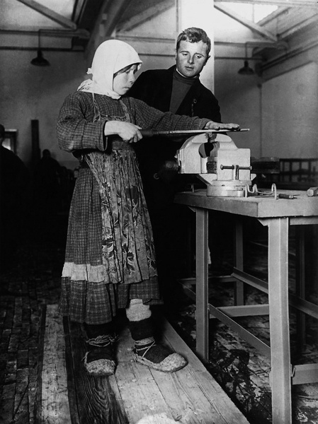 Учеба на слесаря, 1929 год. Выставка «Тянуться к знаниям» с этой фотографией.