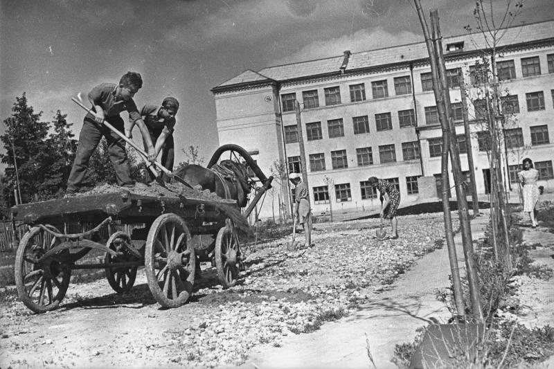 Ученики 11-й мытищинской школы работают на строительстве дороги, 1941 год, Московская обл., г. Мытищи