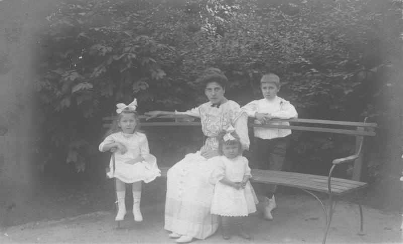 Портрет молодой женщины с тремя детьми, 1904 - 1909. 