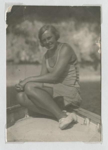 Девушка на носу лодки, 1930-е