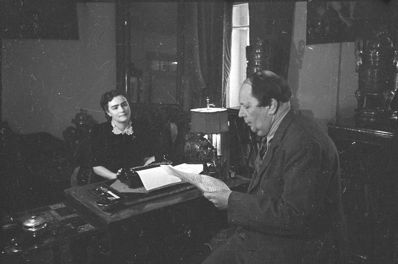 Писатель Алексей Николаевич Толстой с супругой, Людмилой Ильиничной Толстой в кабинете, 1 июня 1943 - 31 декабря 1944, г. Москва
