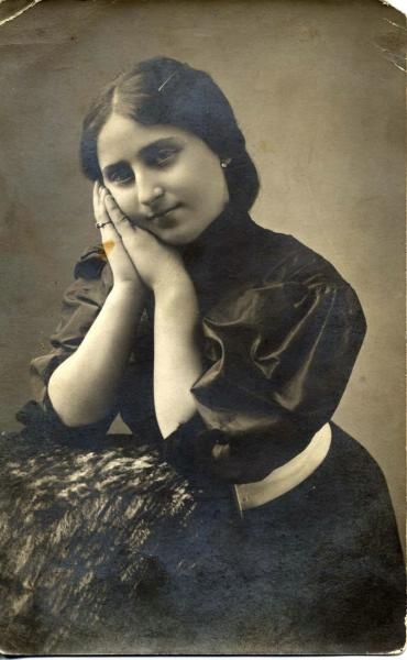 Портрет девушки в темном платье с белым ремнем, 1915 - 1917