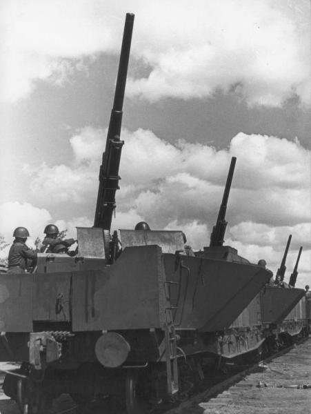 «Бронепоезд зенитной обороны Москвы. Девять самолетов врага были сбиты зенитчиками», май - октябрь 1943, г. Москва