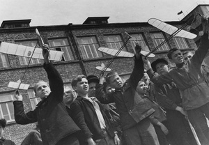 Юные авиамоделисты, 1930-е, г. Москва. Видео&nbsp;«Валерий Чкалов. "Воздушный хулиган"»&nbsp;и выставки&nbsp;«15 лучших фотографий Эммануила Евзерихина» и «10 лучших: авиамоделизм» с этой фотографией.