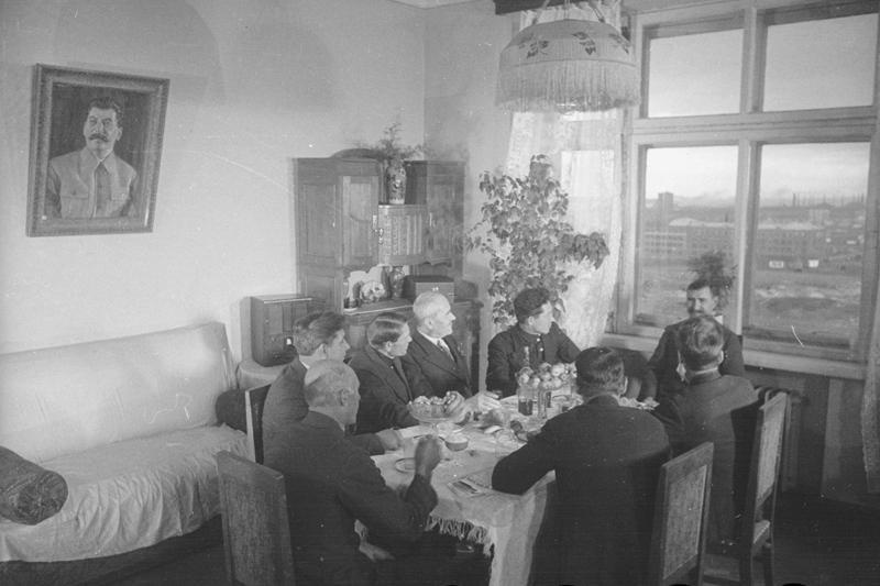 «Мастера-металлурги, лучшие люди Магнитки собрались на квартире обер-мастера Мартеновского цеха товарища Авраменко», 1937 год, г. Магнитогорск