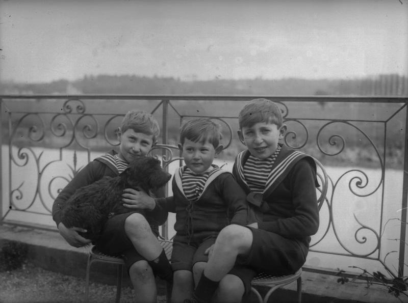 Три мальчика с собакой на фоне реки, 1913 - 1919. Из архива семьи Раутенштейнов.
