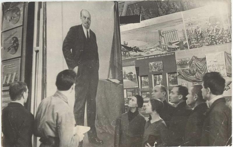 У портрета Владимира Ленина, 1950-е