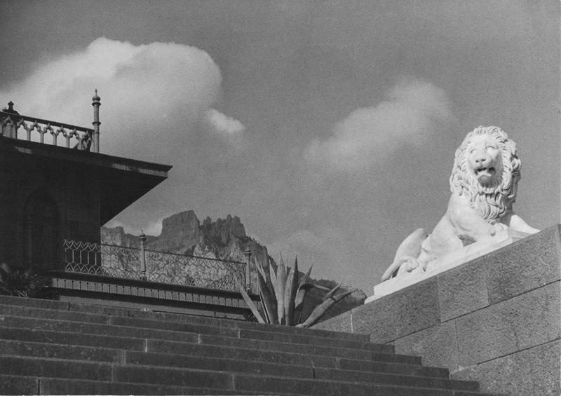 На страже, 1934 год, Крымская АССР, пос. Алупка. Скульптура «Пробуждающийся лев» на лестнице Воронцовского дворца и гора Ай-Петри.