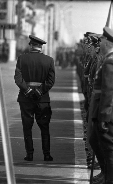 1 мая. Военные в строю на улице города, 1968 - 1969, о. Сахалин, г. Южно-Сахалинск
