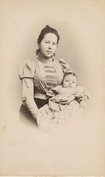 Женщина с ребенком, 1900-е. Альбуминовая печать.