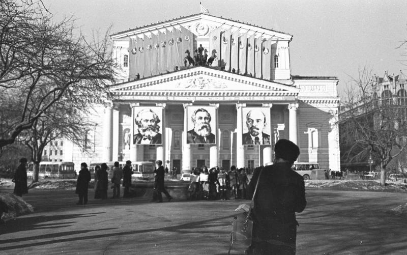 Весна в Москве. Сквер перед Большим театром, 1976 год, г. Москва. С 1991 года - Театральная площадь.