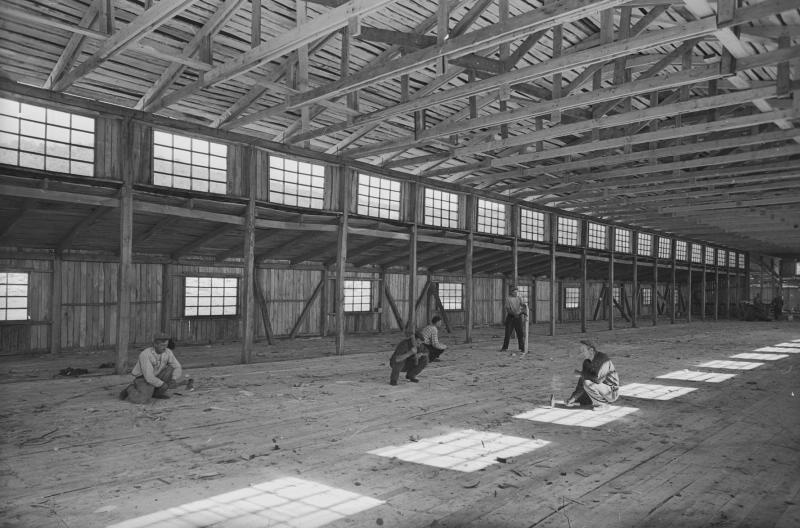 Отделочные работы в строящемся ангаре, 1955 - 1965. Последние работы в строящемся ангаре.