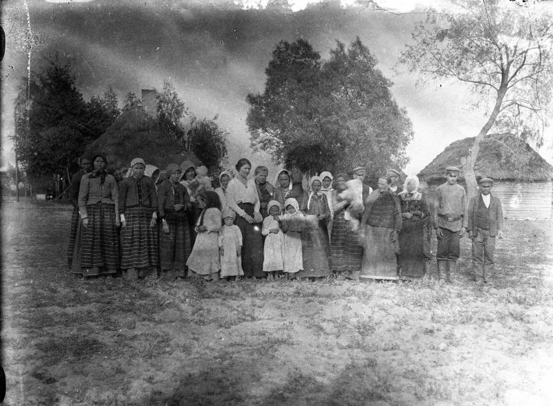 Группа крестьян с детьми, 1900-е. Выставка «Освобожденные крестьяне» с этой фотографией.