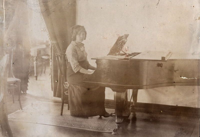 У рояля, 1910-е. Из альбома Деевых.
