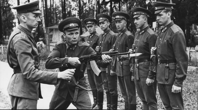 Коммунист лейтенант А. Русаков проводит занятия по самообороне с рядовым комсомольцем Ю. Черваткиным, 1980-е. Выставка «Кто с мечом к нам придет…» с этой фотографией.