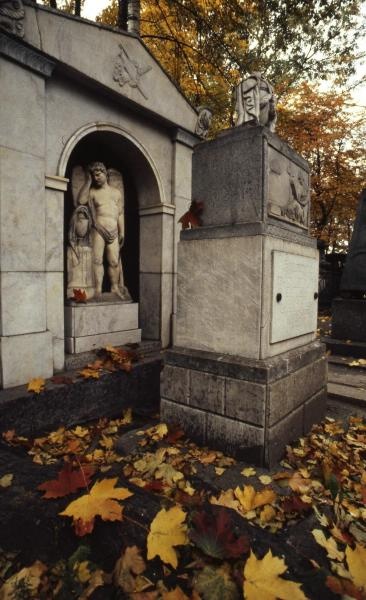 Надгробные памятники на кладбище Александро-Невской лавры, 1993 год, г. Санкт-Петербург