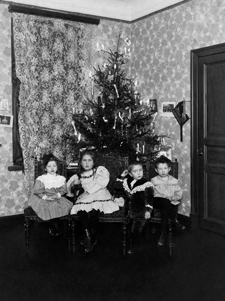 Дети у елки, 1910-е. Выставки&nbsp;«Рождественское настроение»,&nbsp;«Дореволюционные елки» и видео «С Новымъ годомъ и Рождествомъ!» с этой фотографией.