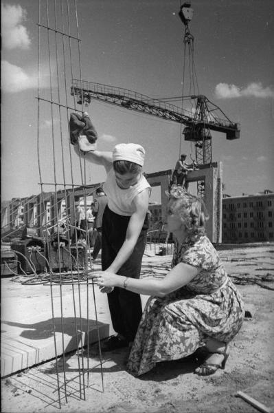 Ирина Муштакова на стройке в Черемушках, 1958 - 1963, г. Москва. Выставка «Строили-строили и наконец построили!» с этой фотографией.