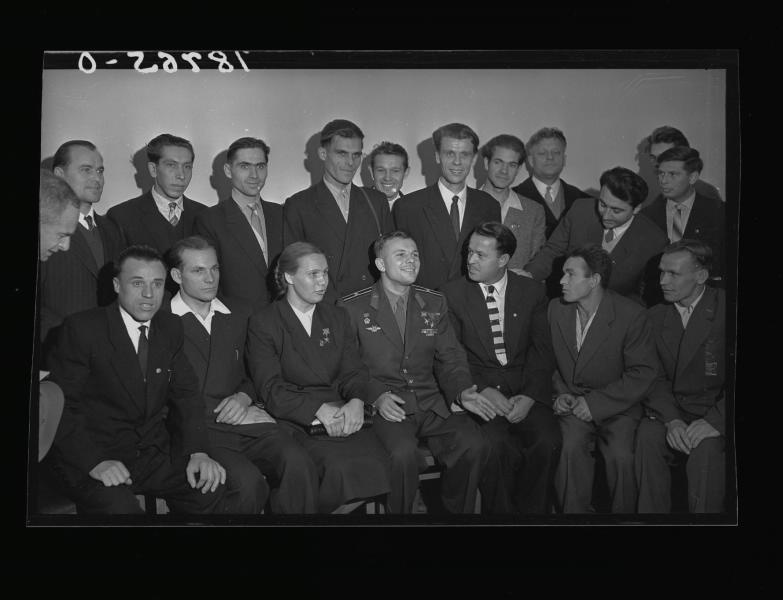 Юрий Гагарин среди сотрудников Главаного павильона ВДНХ, 23 октября 1961, г. Москва, ВДНХ. Авторство снимка приписывается Мартынову.
