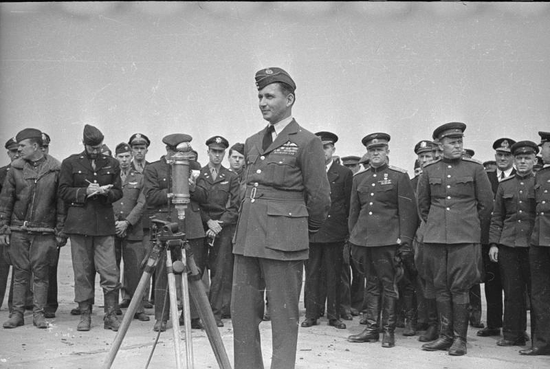 Артур Уильям Теддер на аэродроме перед микрофоном, 1945 год, Германия, г. Берлин