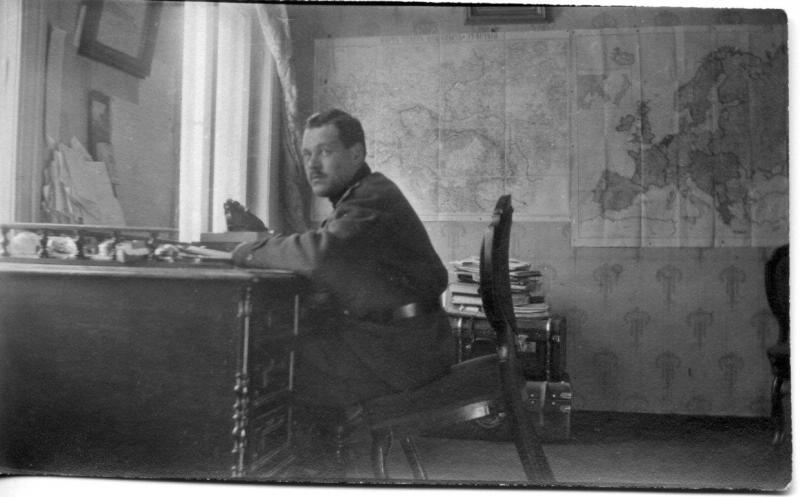 Военный за столом, 1910-е