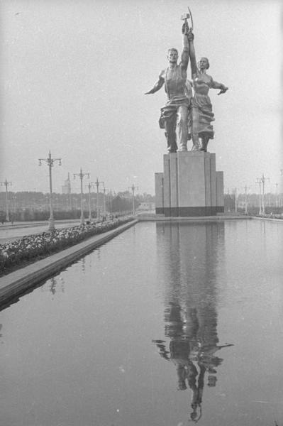 ВСХВ. Скульптура «Рабочий и Колхозница», 1939 год, г. Москва. Видеовыставка «Звездный час соцреализма» с этой фотографией.&nbsp;