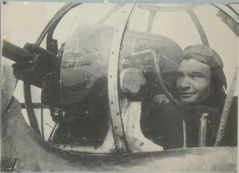 Летчик в кабине самолета, 1943 - 1945. Из серии «Советская авиация».