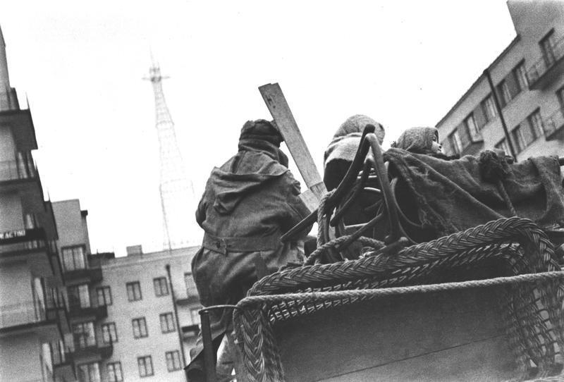 «На новую квартиру», 1930-е, г. Москва. Видео «Шуховская башня» с этой фотографией.