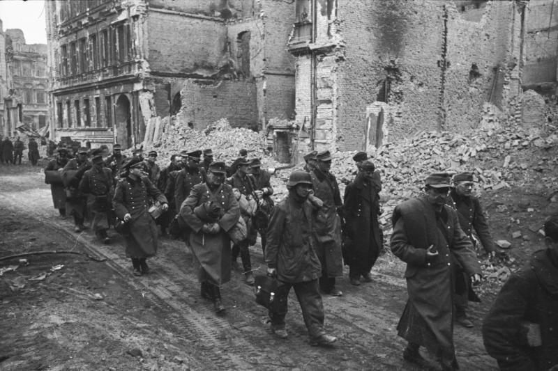 Немецкие военнопленные, идущие по разрушенному Берлину, 1945 год, Германия, г. Берлин