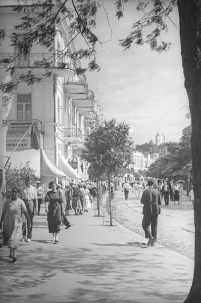Пешеходы на улице, 1930-е, Крымская АССР, г. Ялта. Выставка «Отпуск одного фотографа» с этой фотографией.&nbsp;