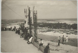 В Пролетарском саду, 1924 год, Украинская ССР, г. Киев, Пролетарский сад. Выставка «Летние фрагменты 1920-х» с этой фотографией.