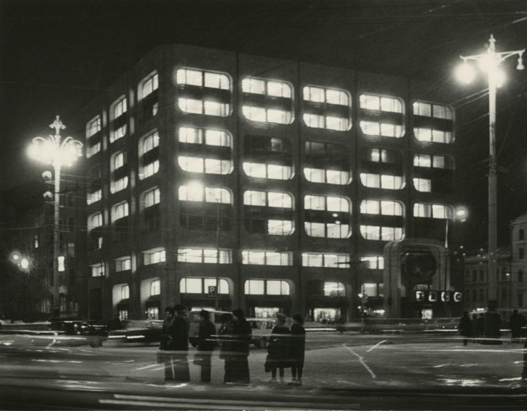 Новое здание ТАСС, 5 января 1978, г. Москва. Выставка «Мягкий свет фонарей» с этой фотографией.&nbsp;