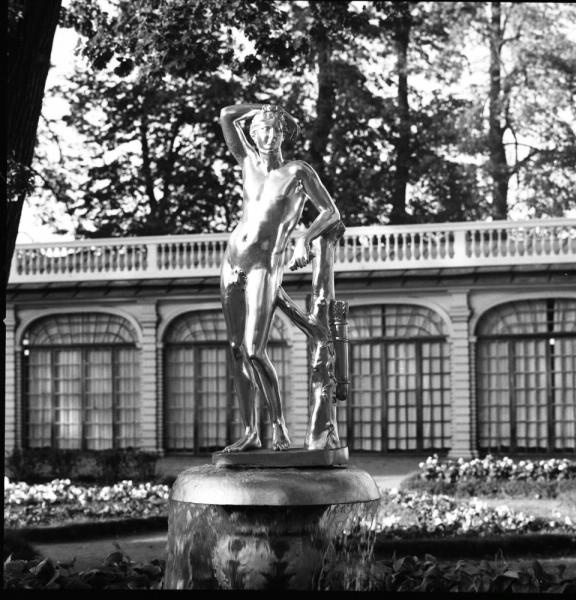 Скульптура перед «Монплезиром», 1961 - 1969, г. Петродворец. Ныне Петергоф.Выставка «Петергоф: красота побеждает» с этим снимком.&nbsp;