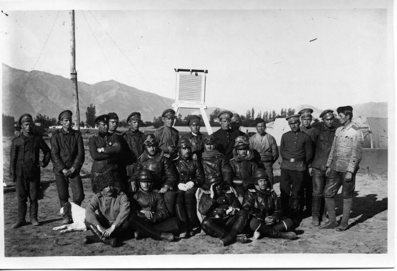 Авиаторы 2-го Кавказского корпусного авиационного отряда после успешной бомбардировки села Кемах, 1916 год, Османская империя, г. Эрзинджан. 
