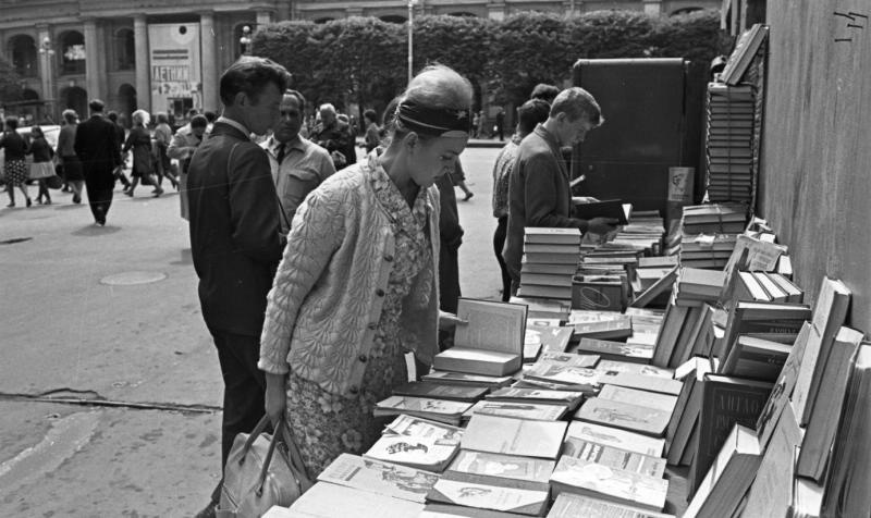 Книжный развал, 1960-е, г. Ленинград