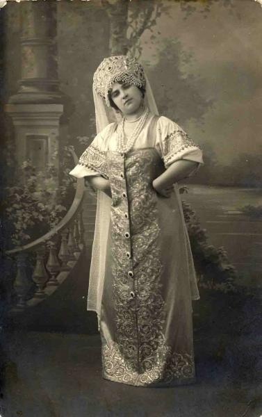 Портрет А. Т. Давыдовой в русском народном сценическом костюме, 1913 год