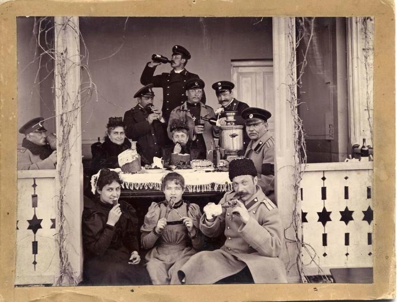За дачным столом на веранде, 1910-е. Выставки&nbsp;«Bon appetit!» и «15 фотографий: на веранде до 1917 года» с этим снимком.