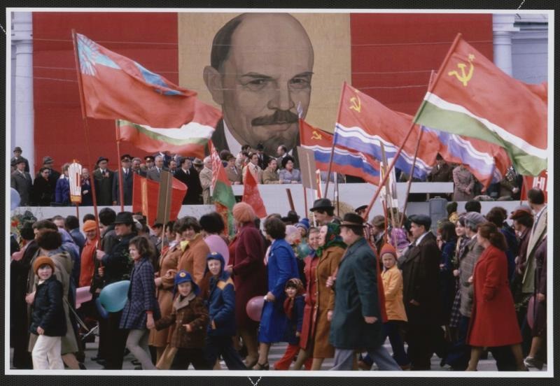 Демонстранты перед трибуной с портретом Владимира Ленина, 1981 год, Куйбышевская обл., г. Тольятти