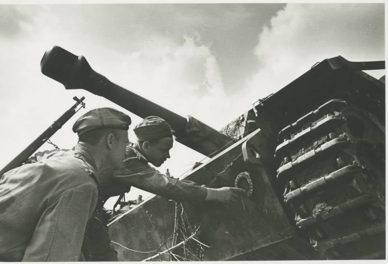 Подбитые немецкие орудия, апрель - октябрь 1943. Видео «Павел Трошкин» с этой фотографией.