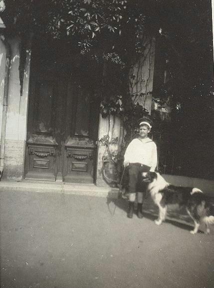 Мальчик с собакой, 1900-е