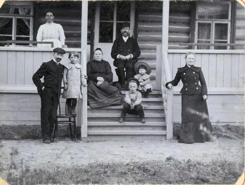 Портрет семьи фотографа Павла Левинского, 1901 - 1903. Слева рядом с девочкой, стоящей на стуле, Павел Левинский.