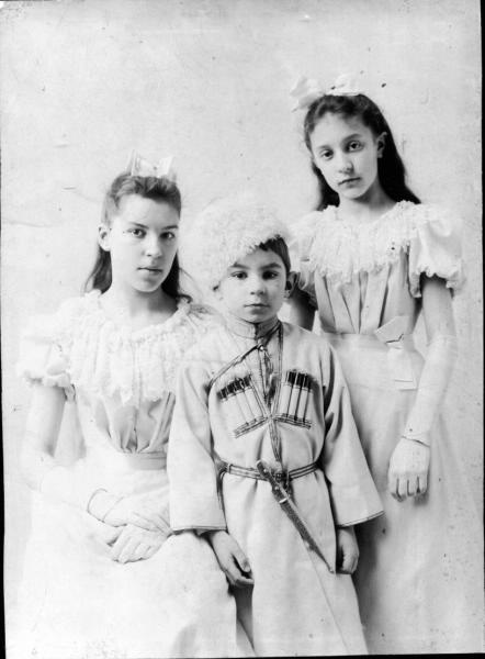 Портрет двух девочек и мальчика, 1900-е