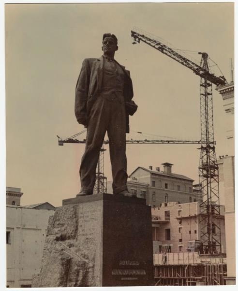 Памятник Владимиру Маяковскому, 1959 - 1960, г. Москва. Видео «Дмитрий Бальтерманц» с этим снимком.&nbsp;