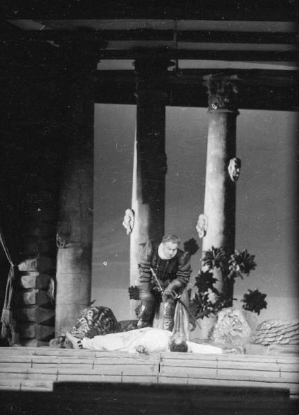 Сцена из спектакля театра имени Моссовета «Отелло». В роли Отелло – Николай Мордвинов, 1960-е, г. Москва